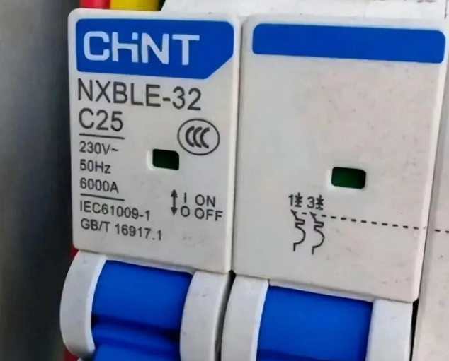 我说这个是25A的，同事非说是32A的，电友们这俩谁说的对呢？